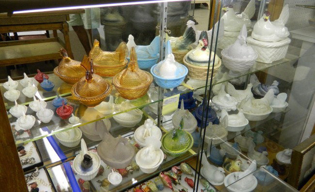 Lot Vintage Hens On Nests: Lot 33 vintage hens on nests. Ranging from 2" to 10".