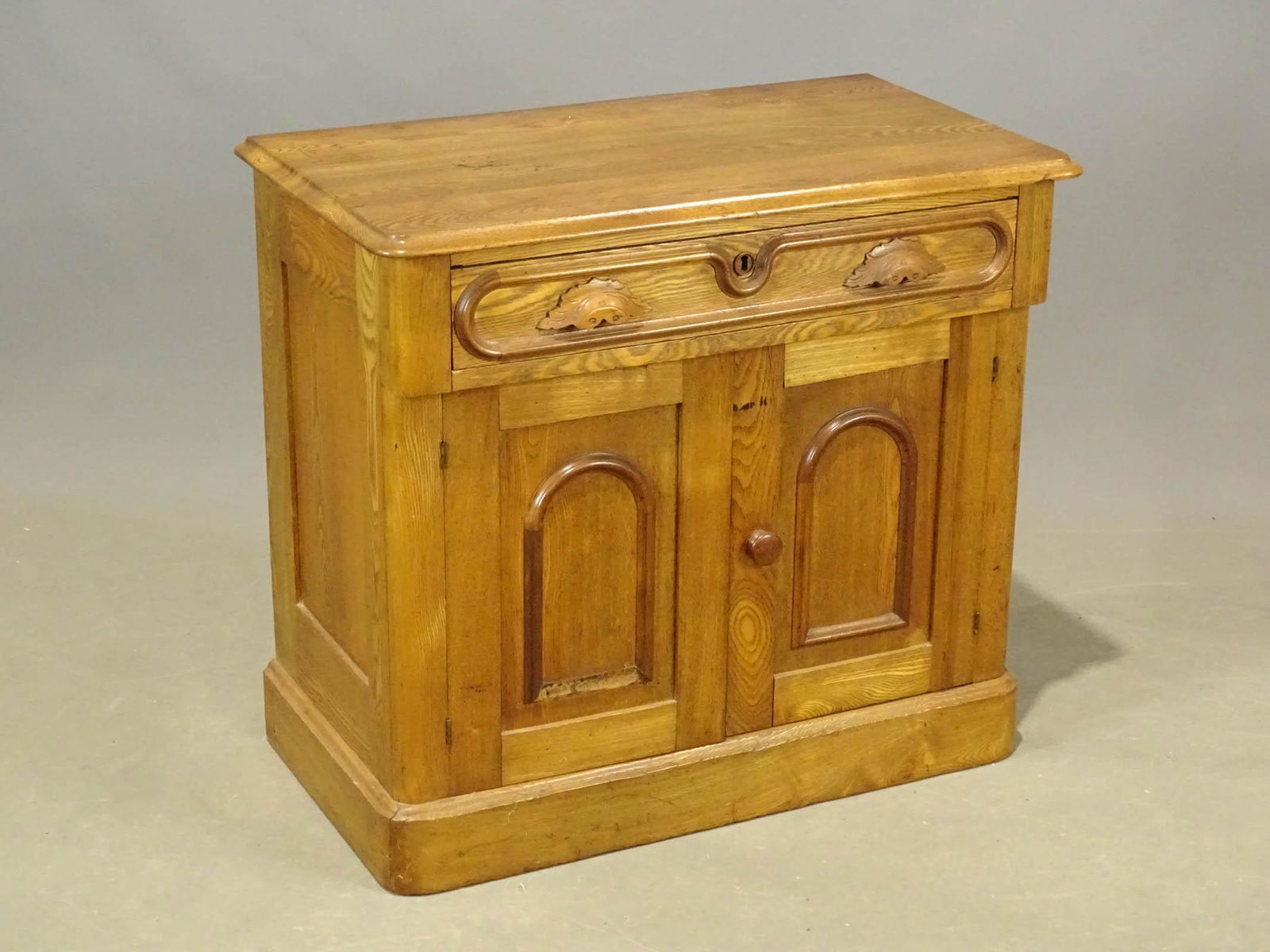 Victorian Chesnut Commode (1 of 5)