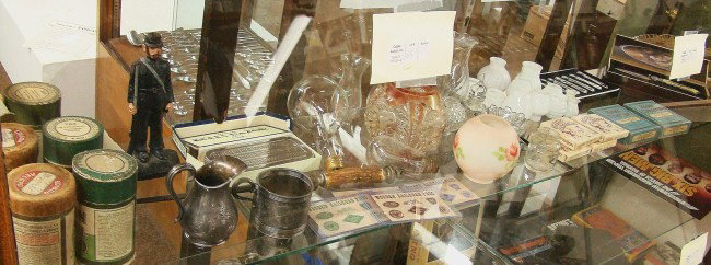 Misc. Lot: Group of misc. collectibles including Edison records, misc. silverplate, Rolls razor, Snappy cartoons, baskets etc.