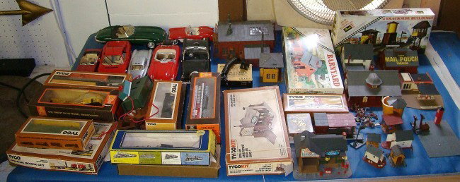 Train Lot: Lot misc. HO trains and accessories and six various collector toy cars.
