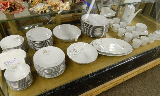 Set Of Huntington Rose Dinnerware: 12 pc. place setting of "Huntington Rose" Bavarian dinnerware.