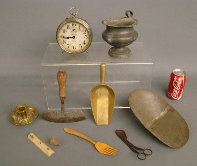 Lighting Lot: Lighting lot with early wick nippers, food chopper, vintage Big Ben clock etc.