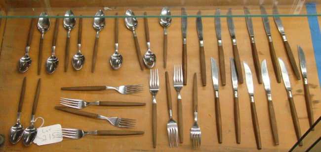 Danish Modern Flatwear: 31 pcs. Danish Modern flatwear (Ecko Eterna). Pattern is "Canoe Muffin". 13 knives, 10 teaspoons and 8 forks.