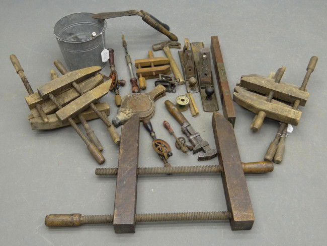 Tool Lot: Lot misc. early wood planes, bellows, level and vices.