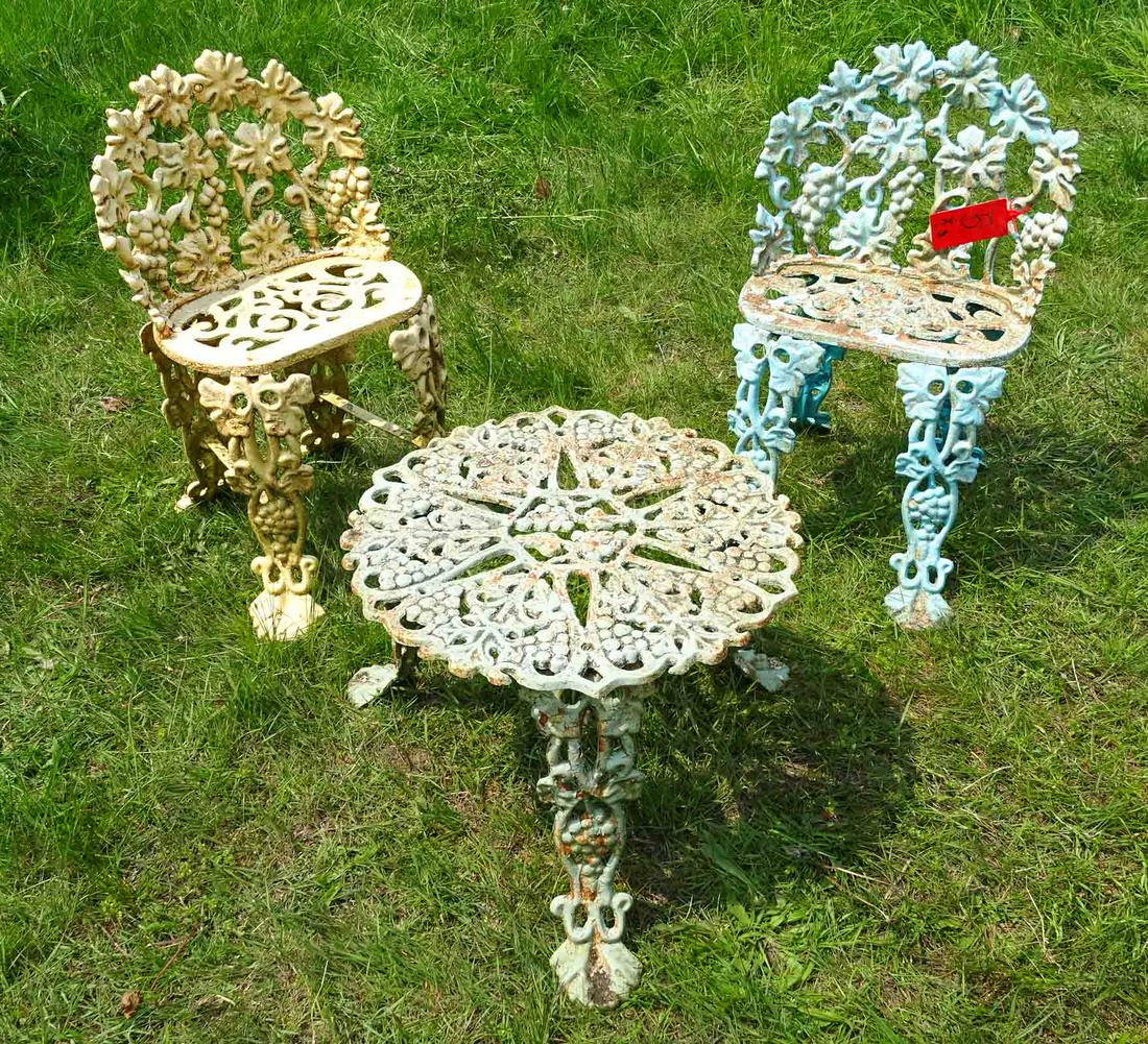 3 Pc. Set Chairs / Table (1 of 8)
