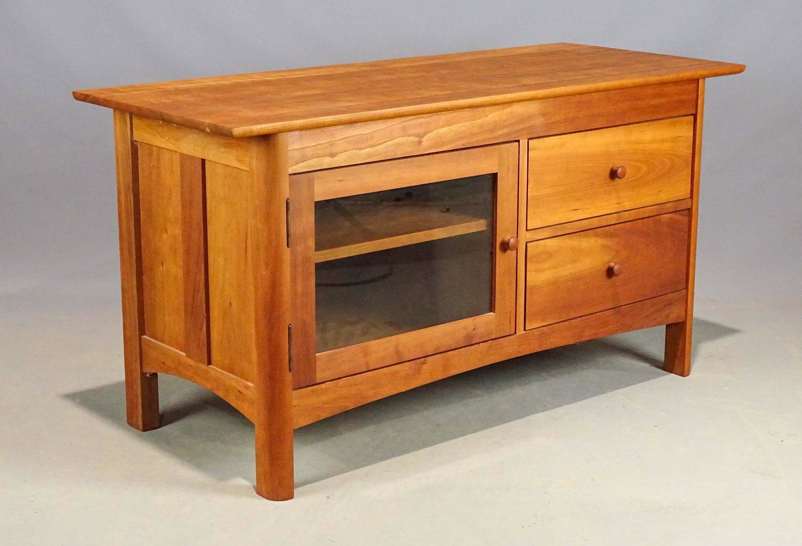 Vermont Furniture Sideboard: Vermont Furniture Shaker style sideboard. 48"x 20" x 26".