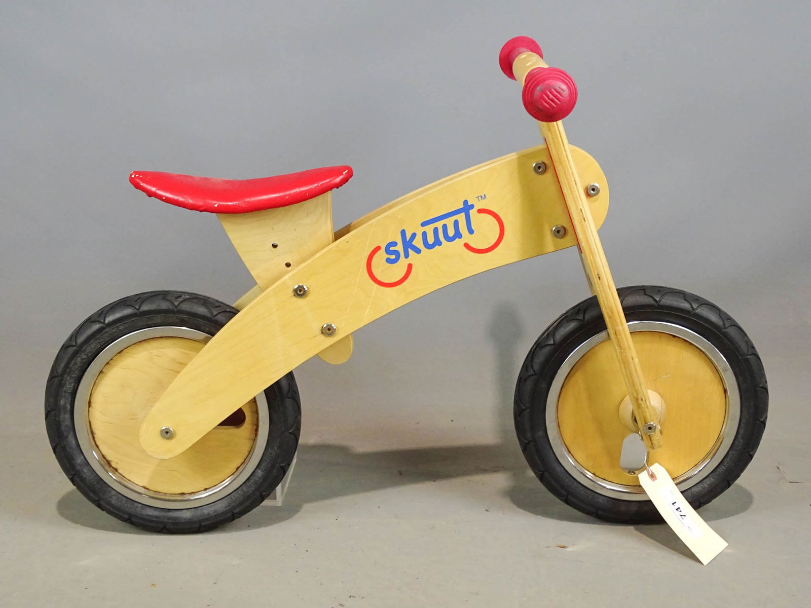 Skuut Child's Bicycle (1 of 7)