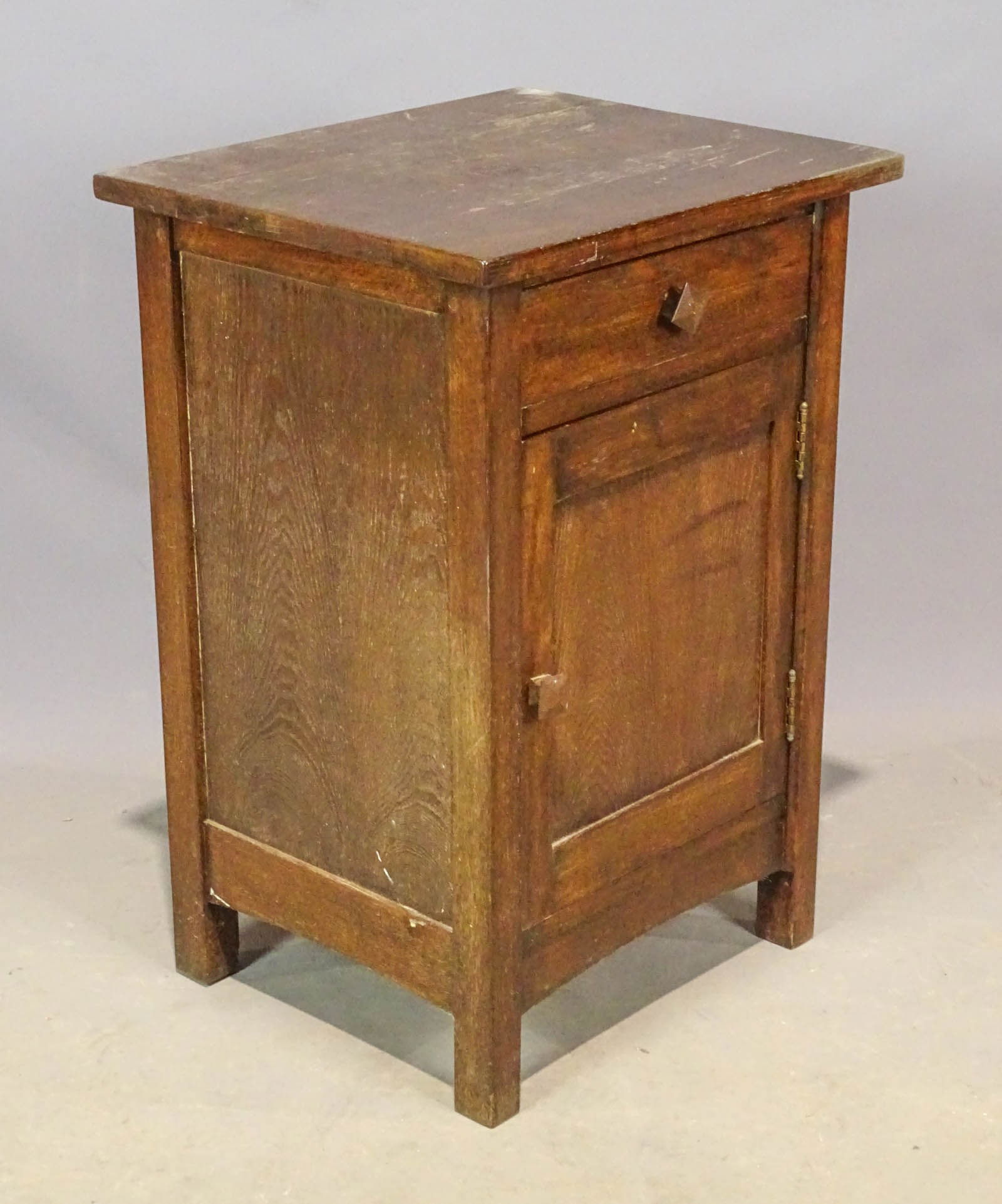 Arts & Crafts Style Commode: Arts and Crafts style oak commode. 20" x 17" x 29".