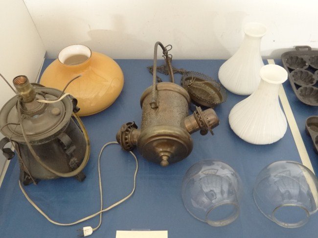 Lighting Lot: Lot including Victorian hanging lamp with shades, pair shades and oil lamp with shade (font needs repair).