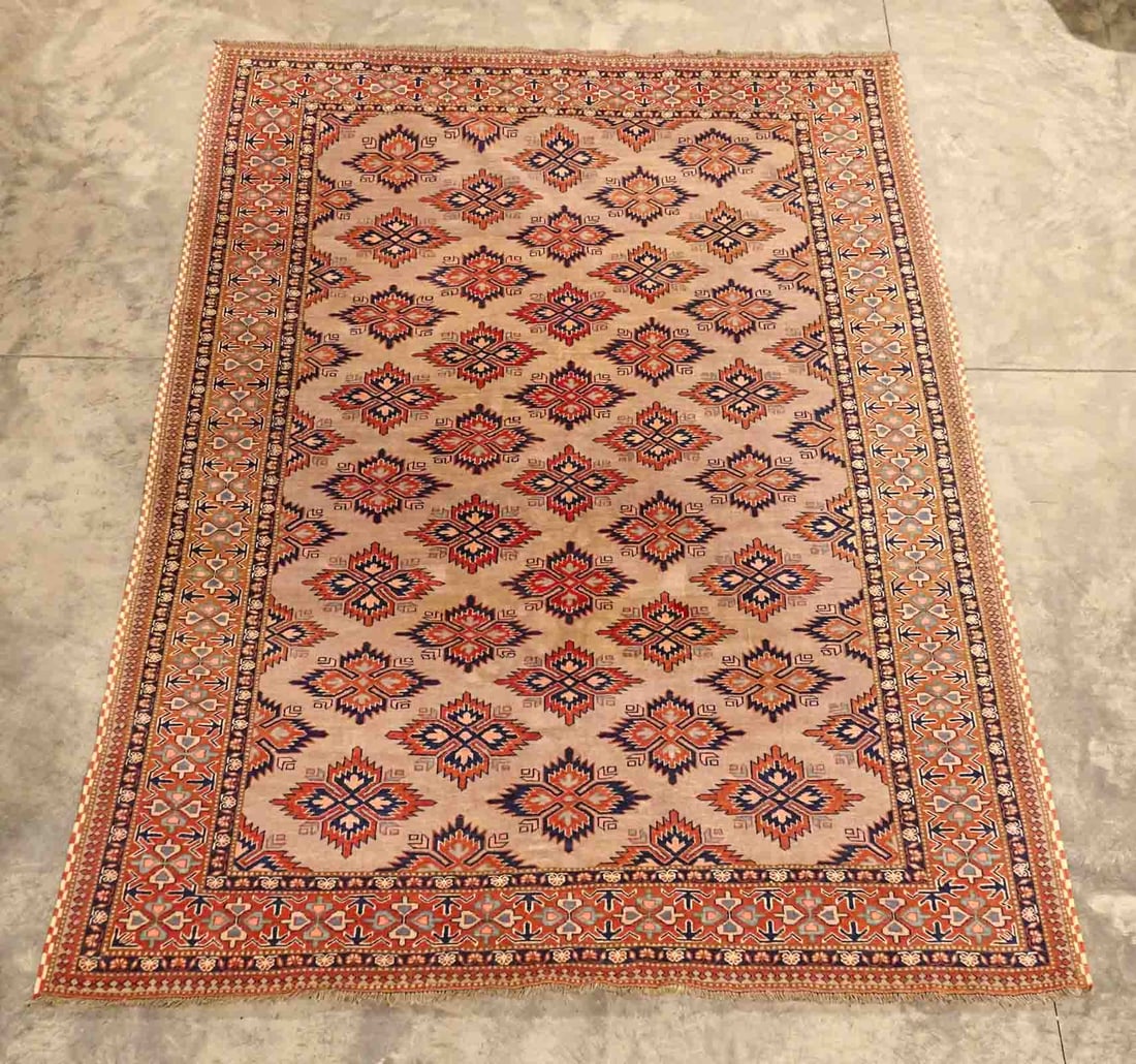 Oriental Rug: Oriental rug. 6' 6" x 9'.