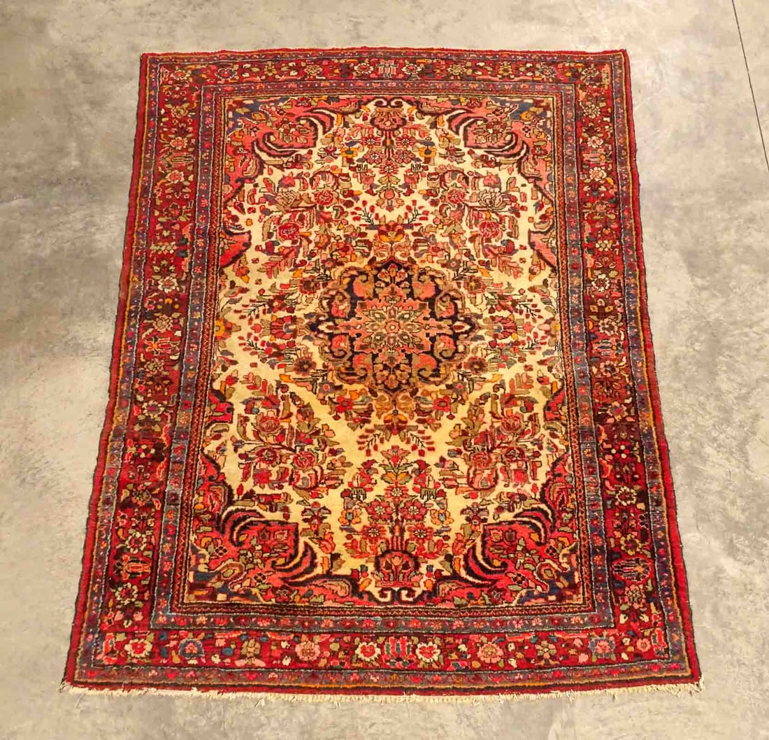 Oriental Rug: Oriental rug. 5' 2" x 7'.