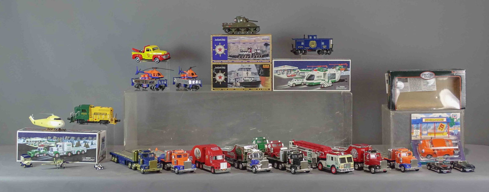 Toy Lot: Lot of various toy vehicles.