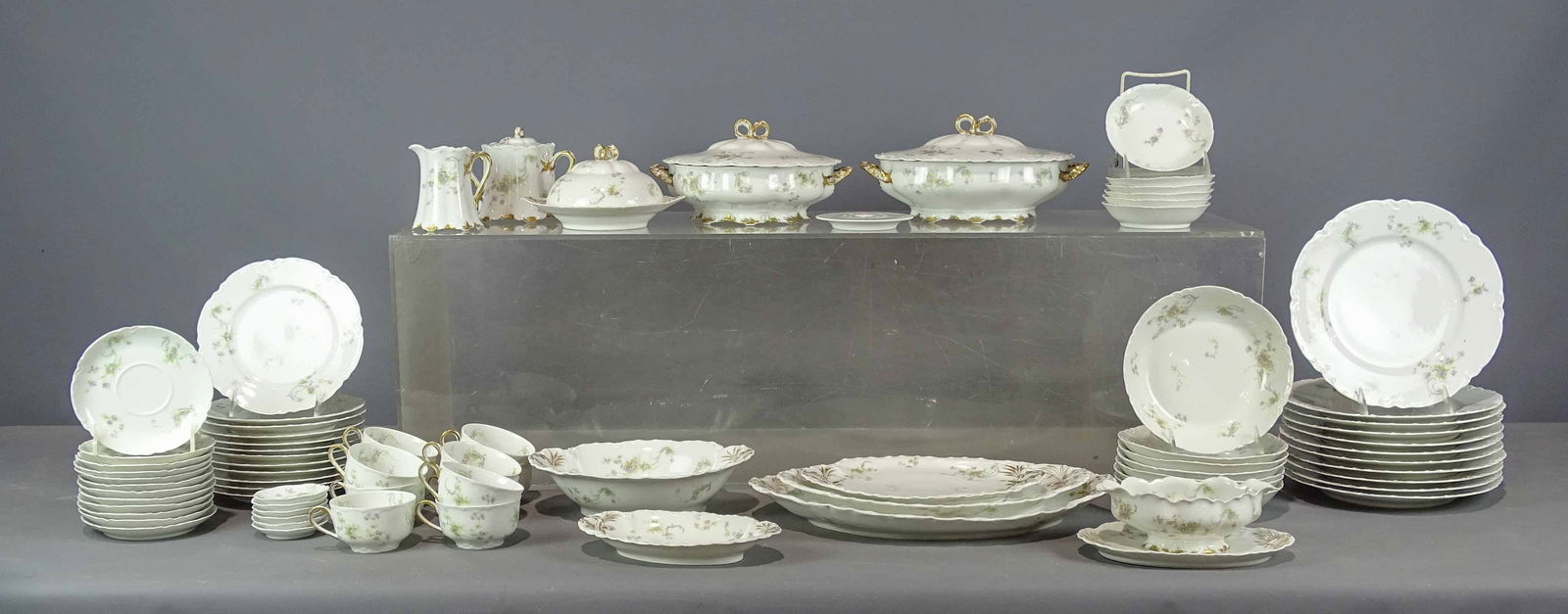 Porcelain Dinner Service (1 of 20)