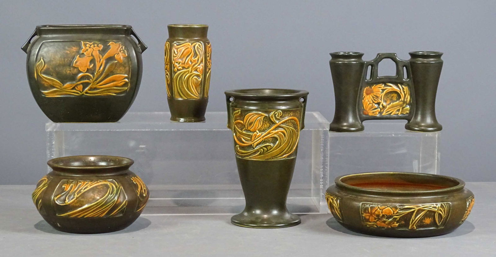 Roseville Lot: Roseville lot (6) pieces. Tallest 8 1/4" Ht.. Barbara Packer collection. Good condition.