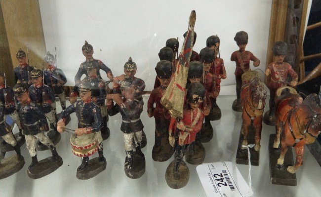 Elastolin Soldiers: Lot 21 early Elastolin soldier figures along with two Lineol horses.