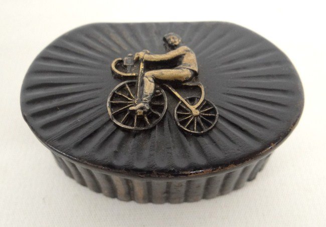 Papier Mache Snuff Box: 19th c. papier mache snuff box 2 3/4" x 1 1/2".