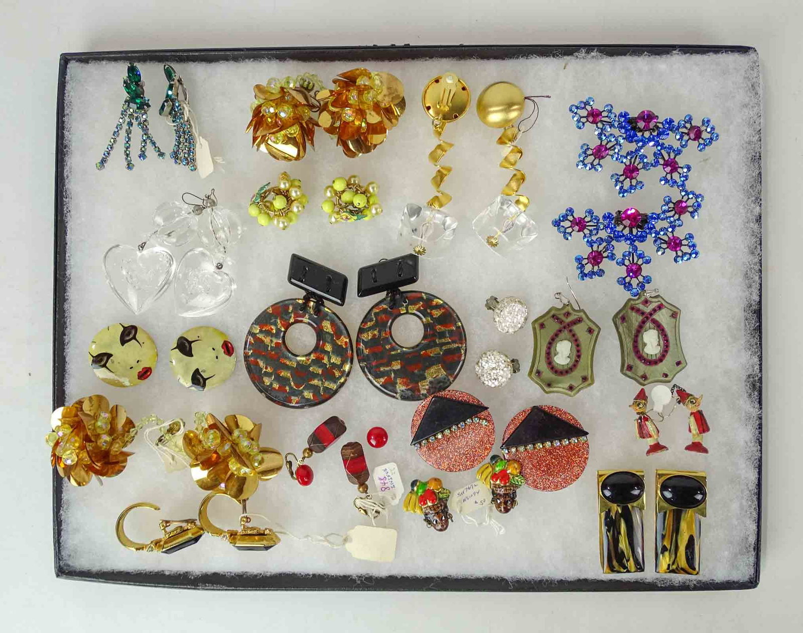 Vintage Jewelry Lot: Vintage jewelry lot including pins. Case not included.