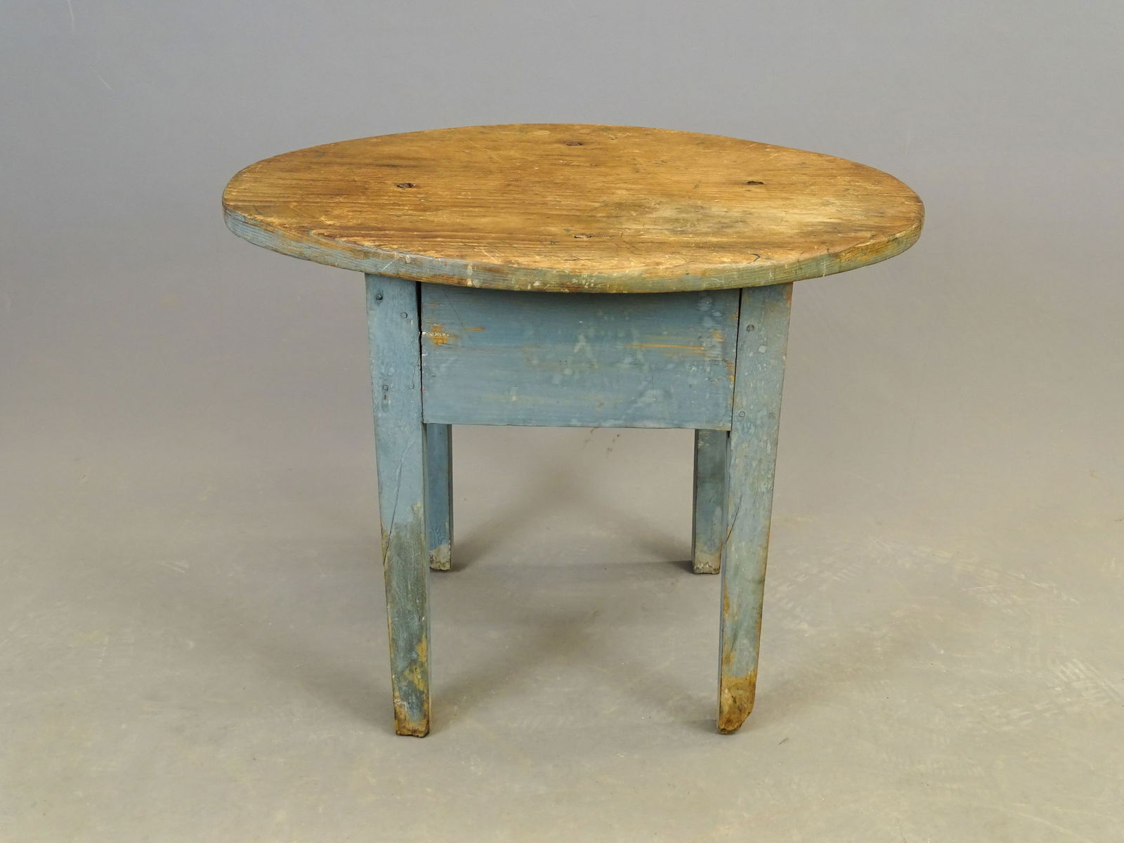 18th c. Oval Top Side Table (1 of 4)
