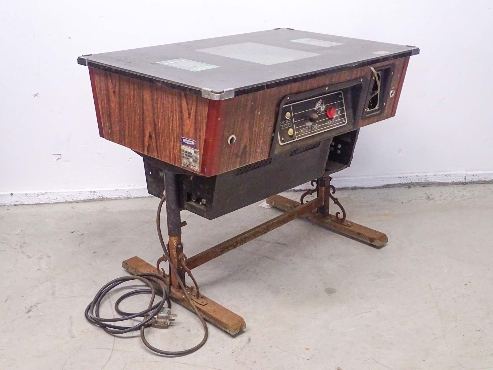 Vintage Arcade Game (1 of 14)