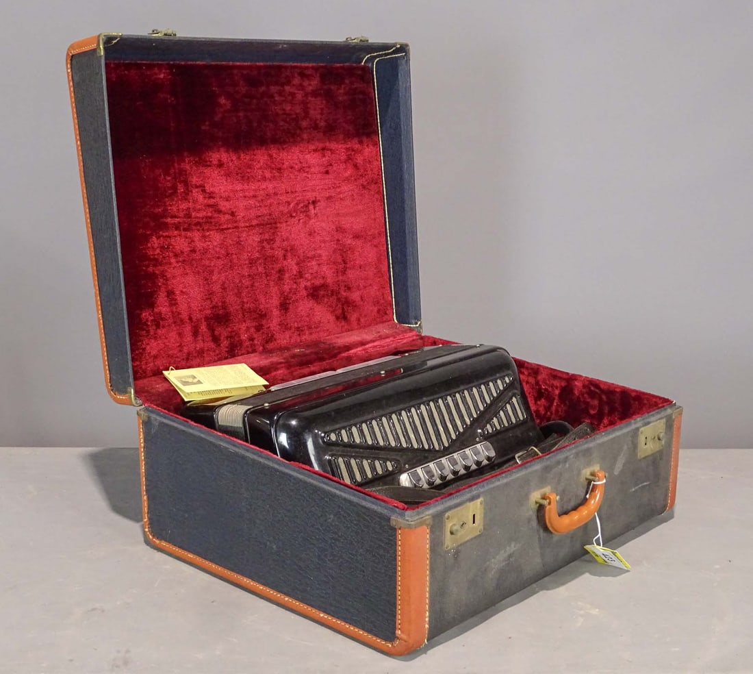 Accordion: Pancordian accordion. Model 401. C. 1950's made in Italy.