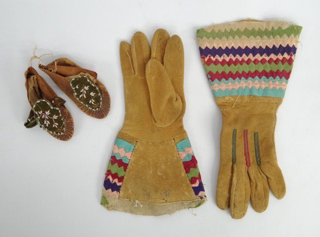 Native American Lot: Lot including gloves and moccasins.