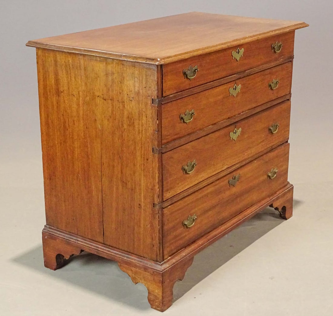 18th c. Chest of Drawers (1 of 7)