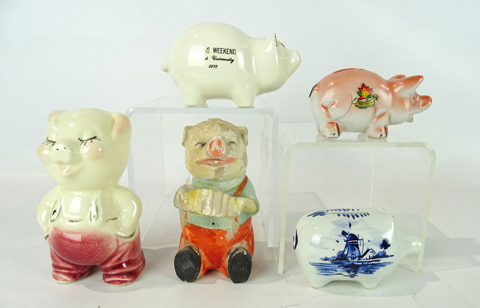 Bank Lot: Lot (4) ceramic and (1) pottery pig banks. Tallest 7" Ht..