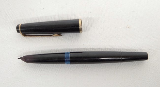 Montblanc Fountain Pen: Montblanc 585 foutain pen. Gold nib.