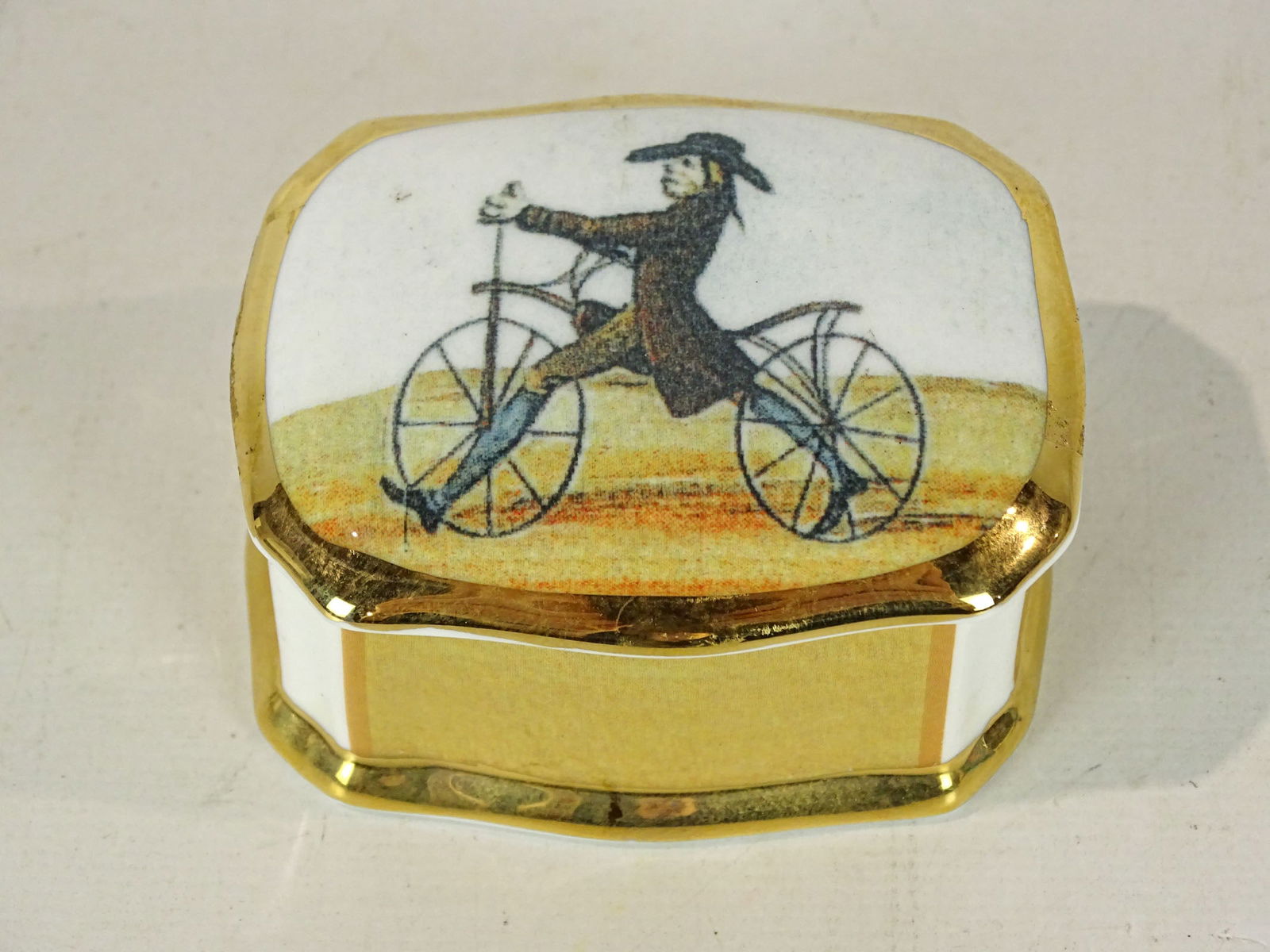 Porcelain Patchbox (1 of 4)