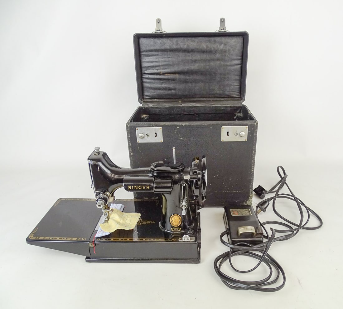 Singer Featherweight Sewing Machine: Vintage Singer Featherweight sewing machine. 13" x 8" x 11 1/2" Ht..