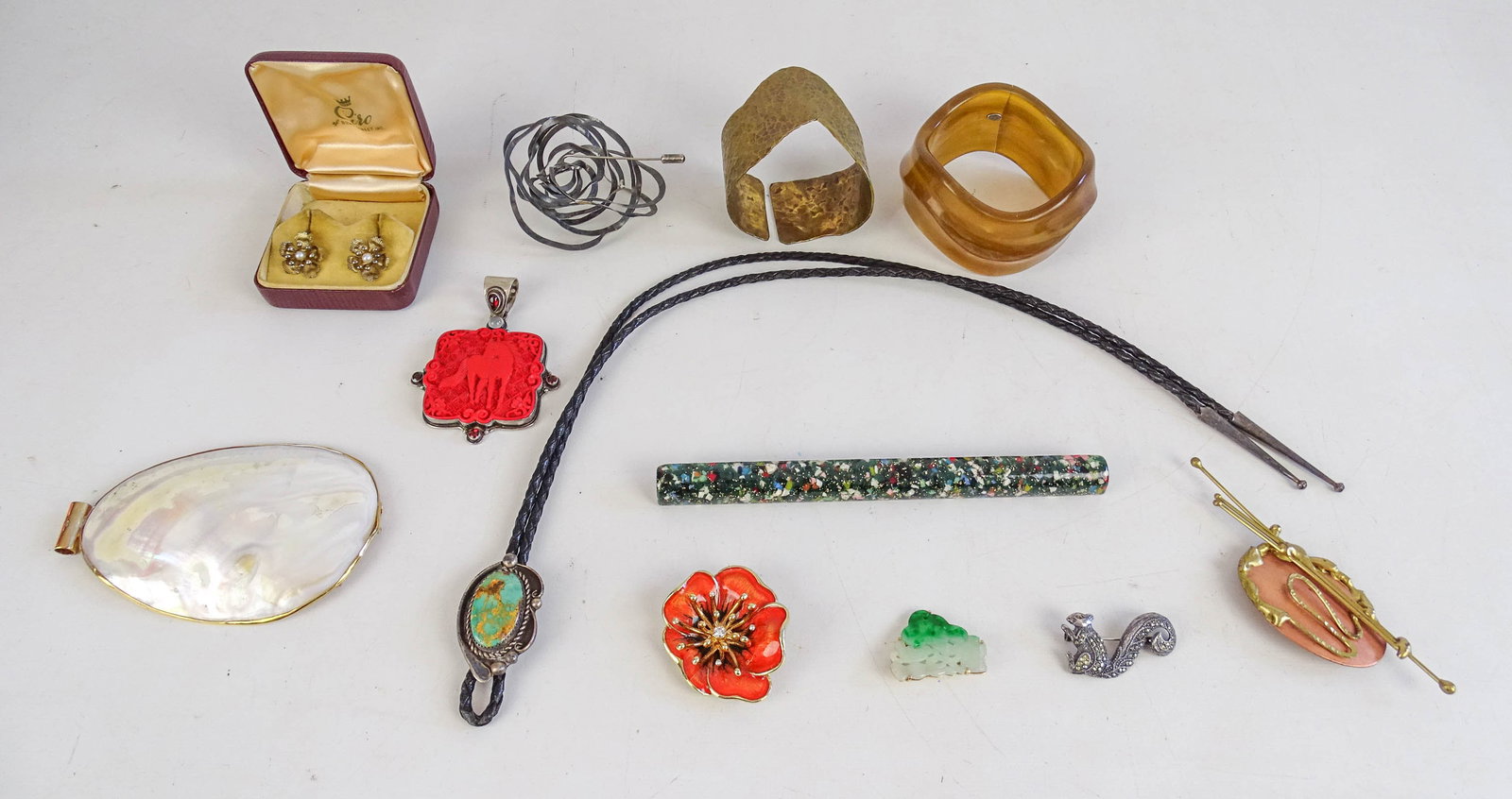 Costume Jewelry Lot: Lot of various costume jewelry including earrings, bracelets etc..