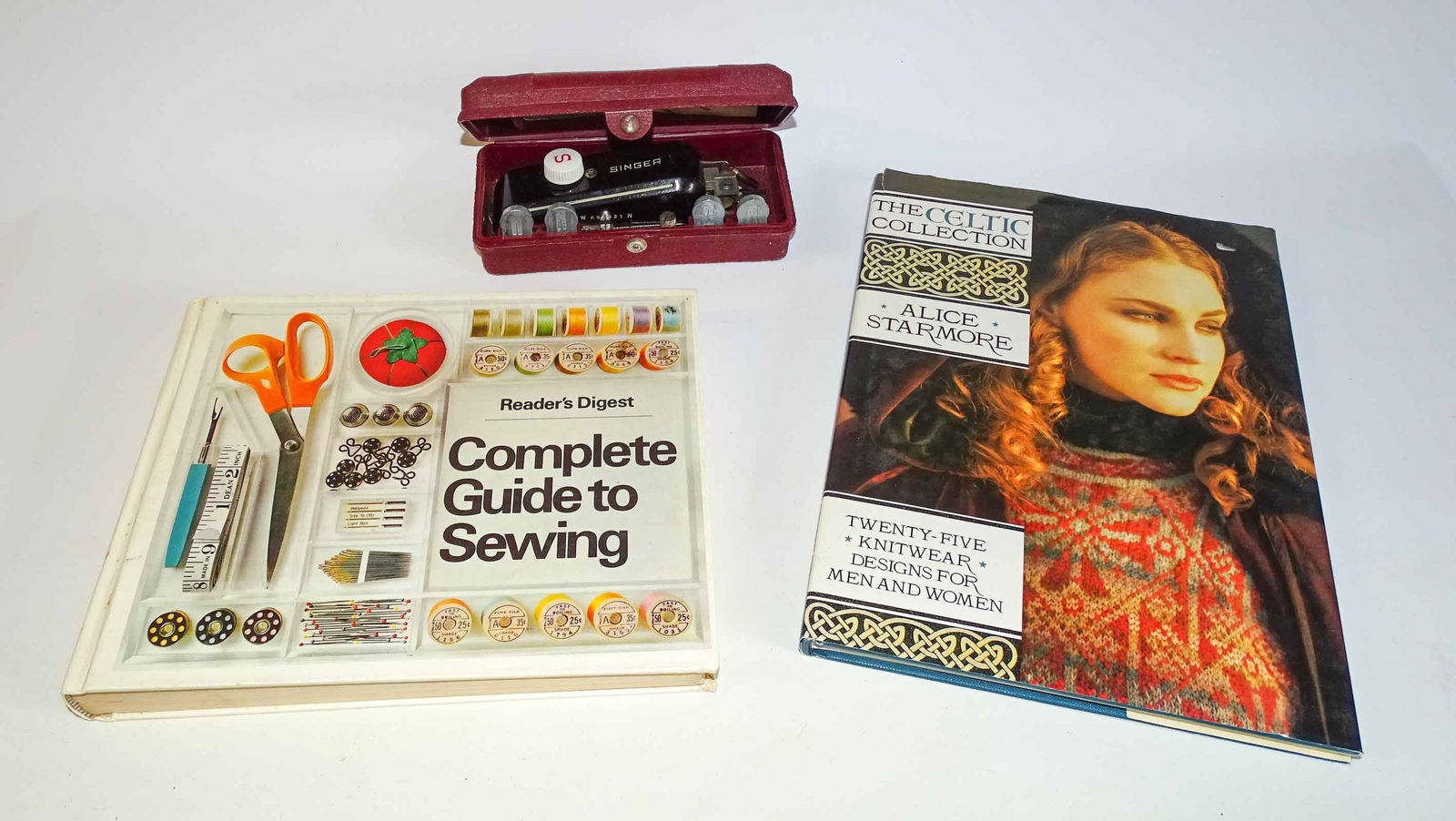 Sewing Lot: Singer Buttonholer & Books (1 of 20)