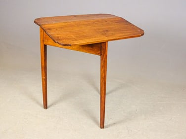 Lift Top 3-Leg Table