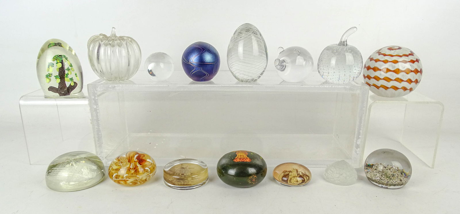 Paperweight Lot: Lot (14) paperweights including: City of Toleo steamship, Kosta pig, kitten in basket, Lalique etc..