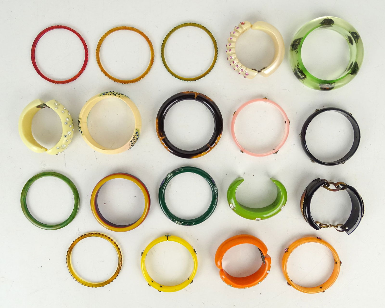 Jewelry Lot: Lot of misc. bakelite, Lucite and reverse carved jewelry bracelets etc..