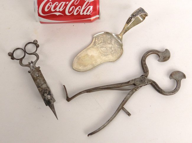 Metalware: Lot including early sugar nippers, candle snuffer and silverplate cake server.