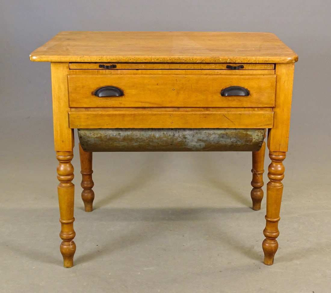 19th c. Bakers Table - 2