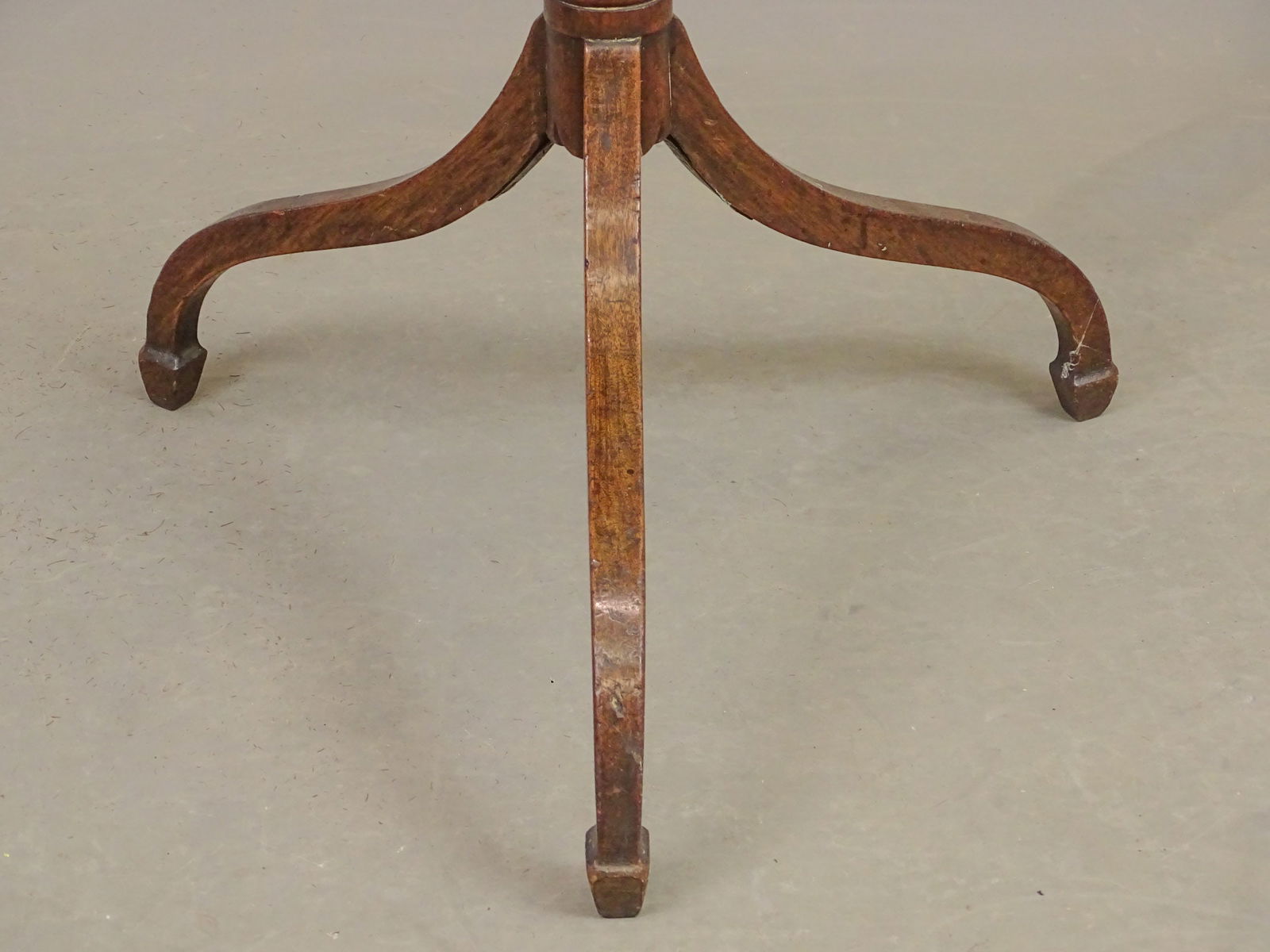18th c. Mahogany Candlestand - 2