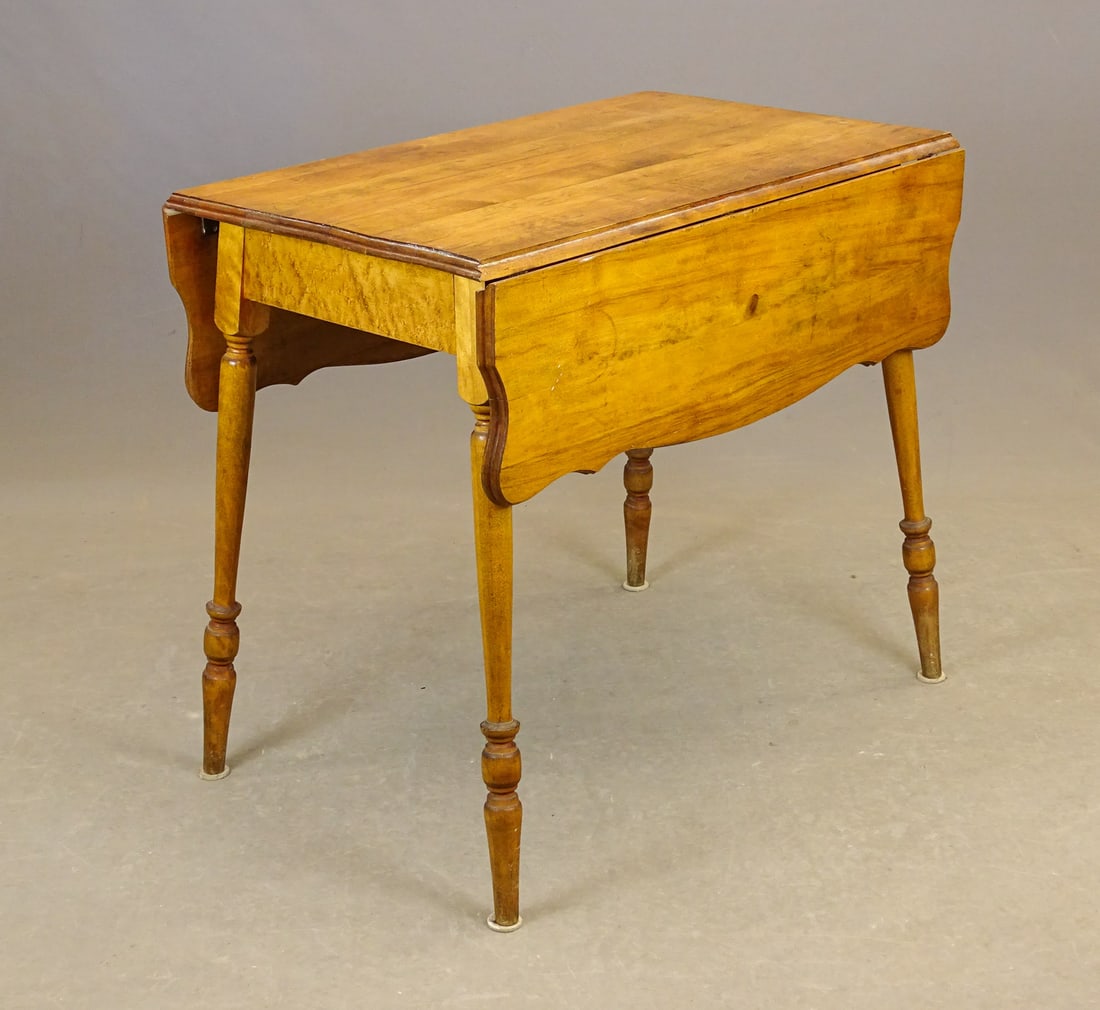 Vintage Maple Dropleaf Table: Vintage maple dropleaf kitchen table. 32" x 20" with 9" leaves, 30" Ht..