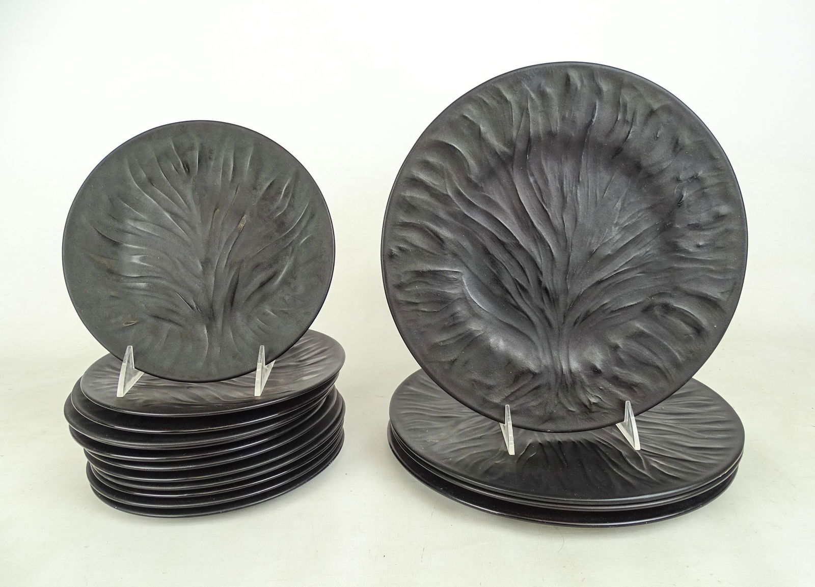 Lalique Lot: Lalique "Algues" crystal plates (4) 11 1/4" plates, (12) 7 3/4" plates.