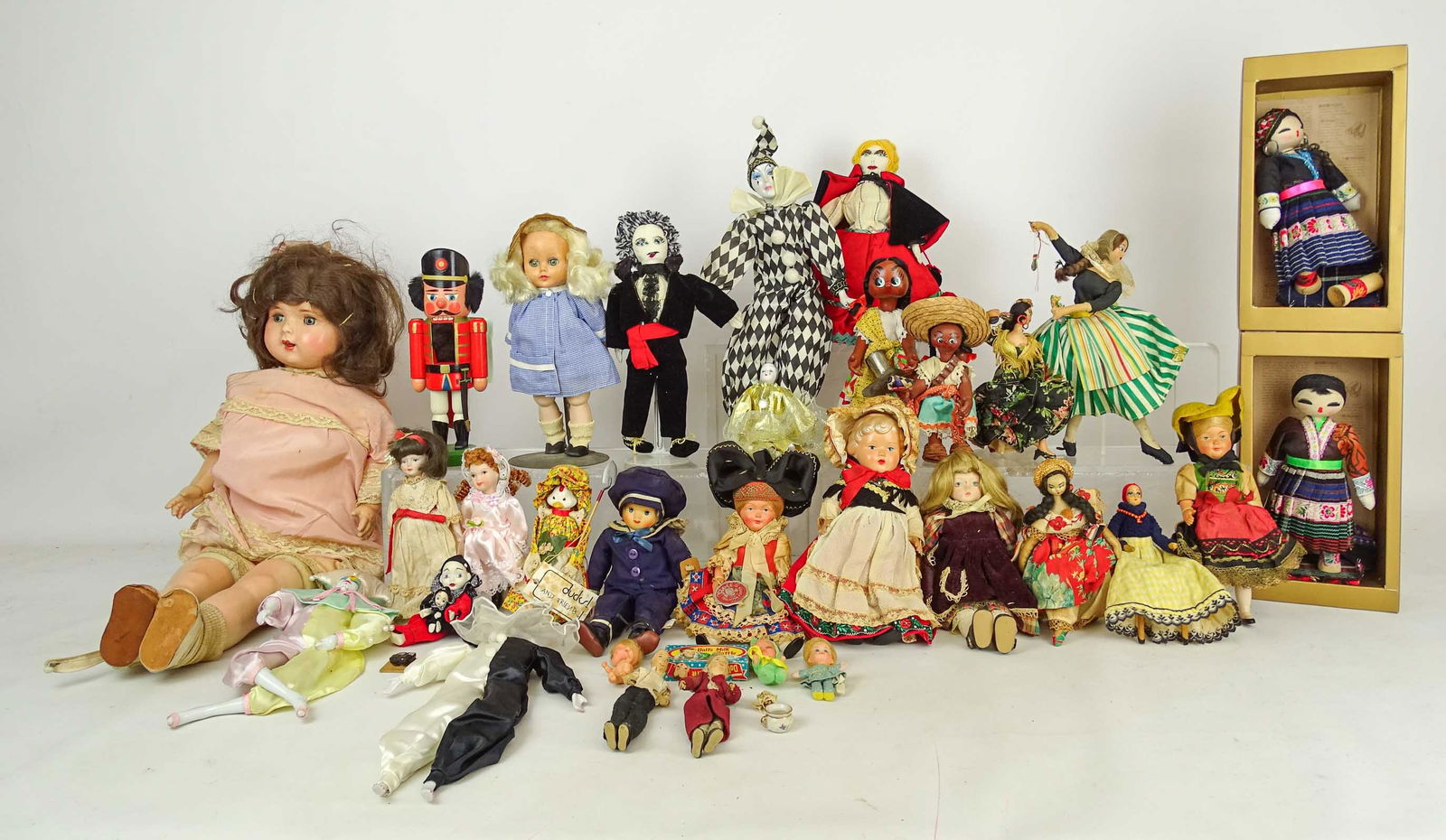 Doll Collection: Doll collection (28 pieces).