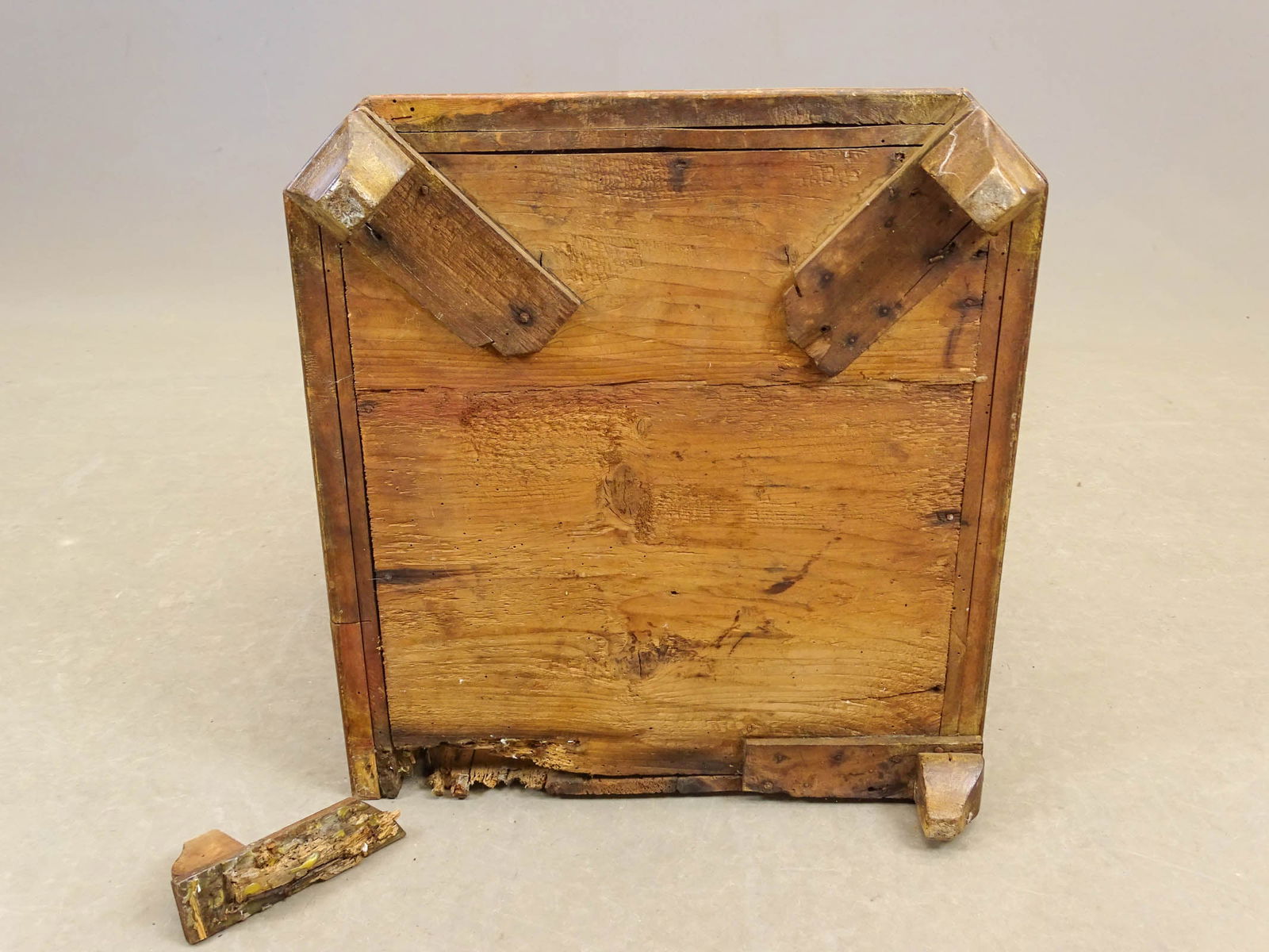 18th c. Continental Cabinet - 9