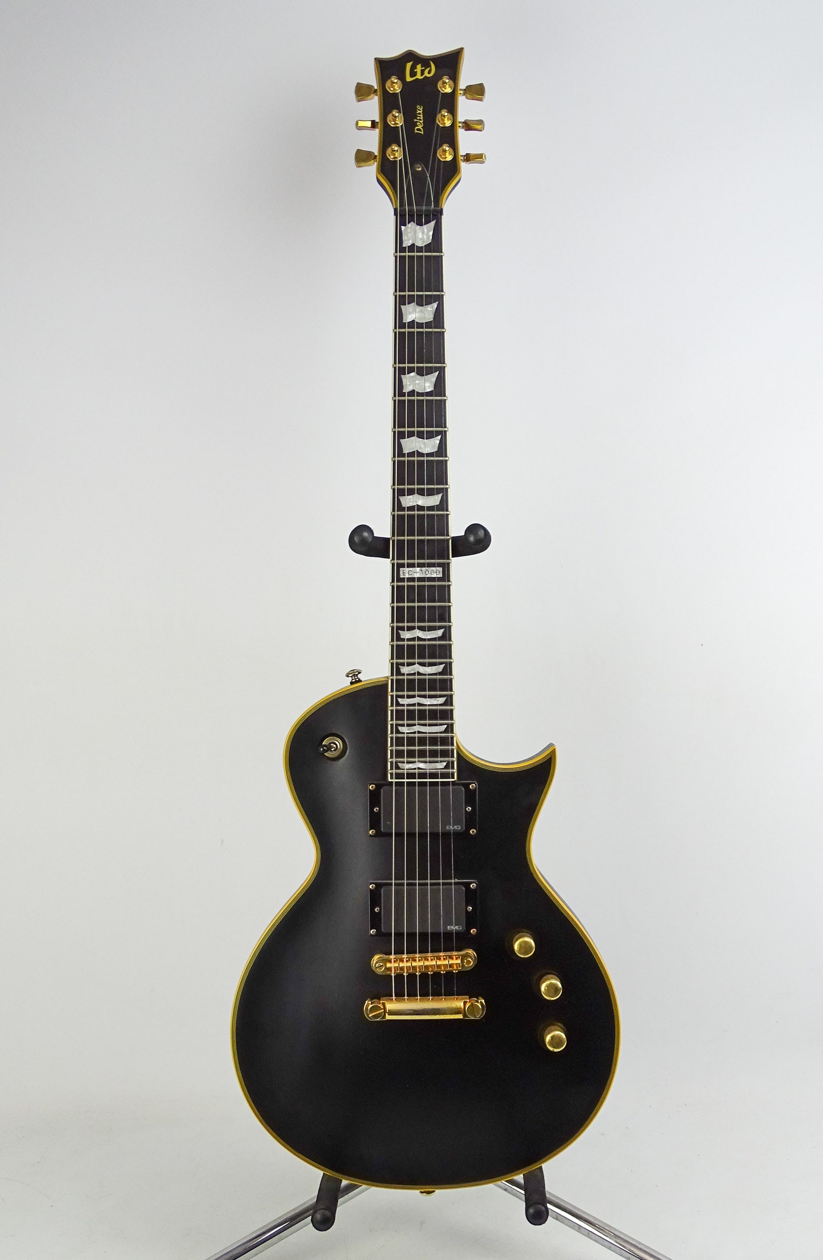 ESP LTD EC-1000 Guitar: ESP LTD Deluxe EC-1000 electric guitar. Made in Korea. SN#08111460. Barely played condition. Comes with gig bag.