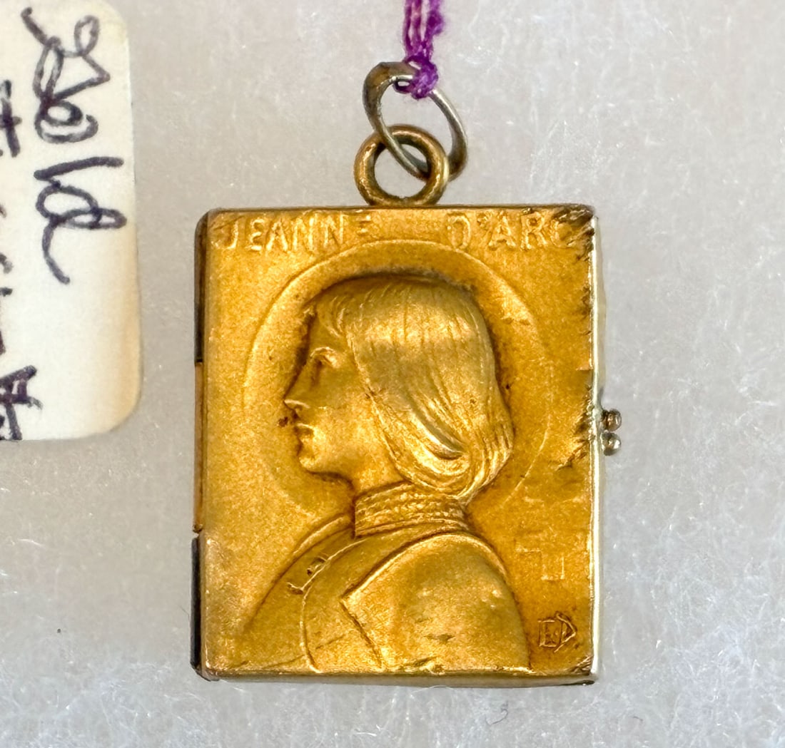 Signed Gold Saint Joan of Arc Locket & Chain: Gold Art Nouveau/Arts & Crafts signed “ED” Émile Dropsy (1848–1923) Saint Joan of Arc (Jeanne d'Arc) gold locket. Front features high-relief repoussé portrait, "JEANNE