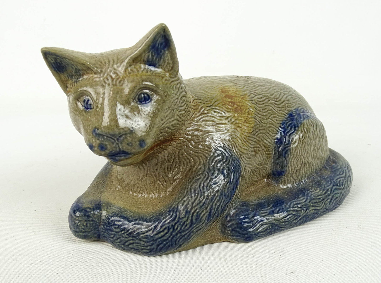 Stoneware Cat: Stoneware cat. 8" W., 5" Ht..