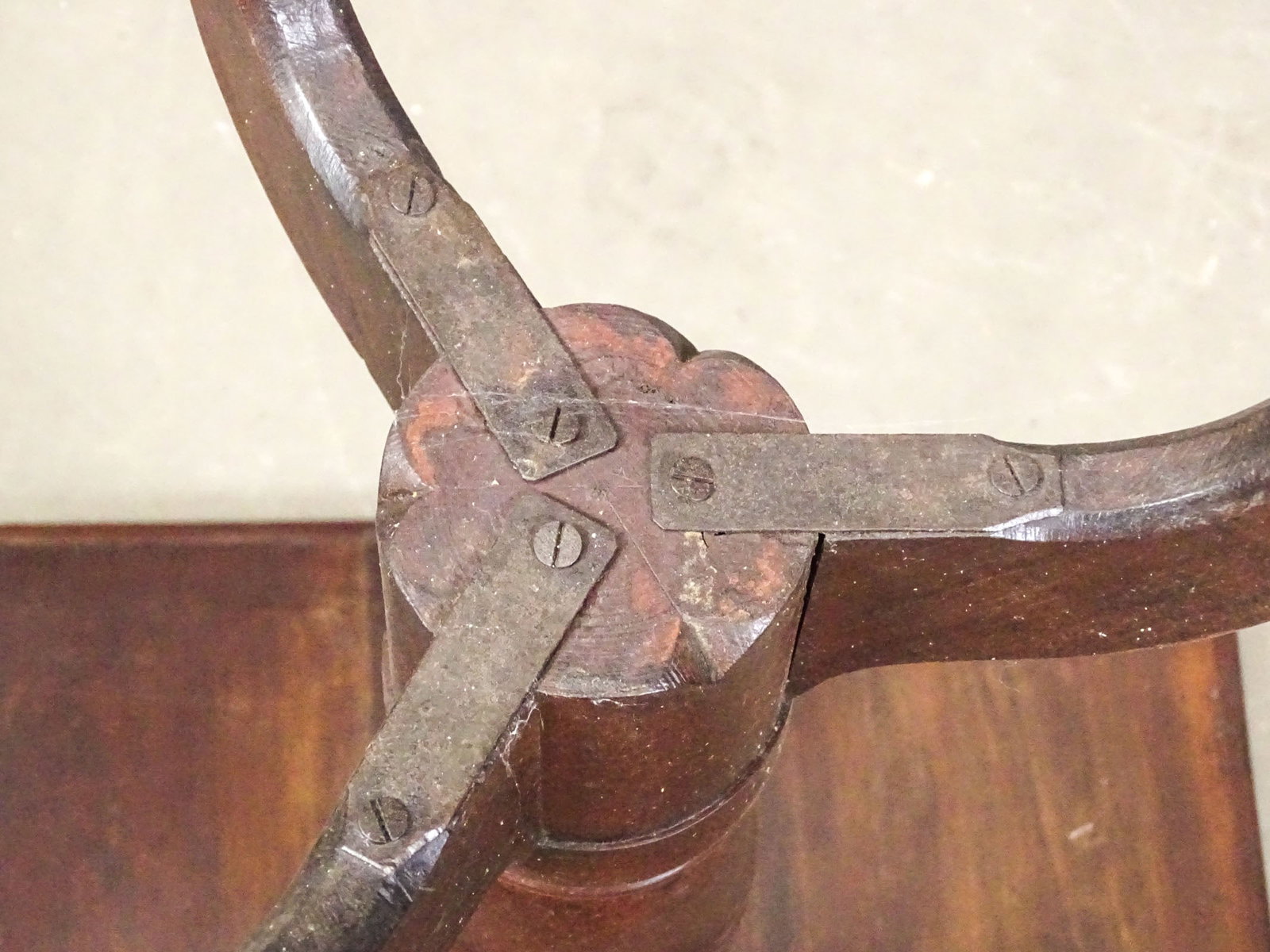 18th c. Candlestand - 4