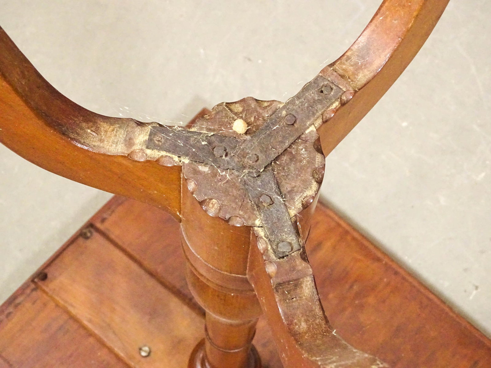 18th c. Candlestand - 4