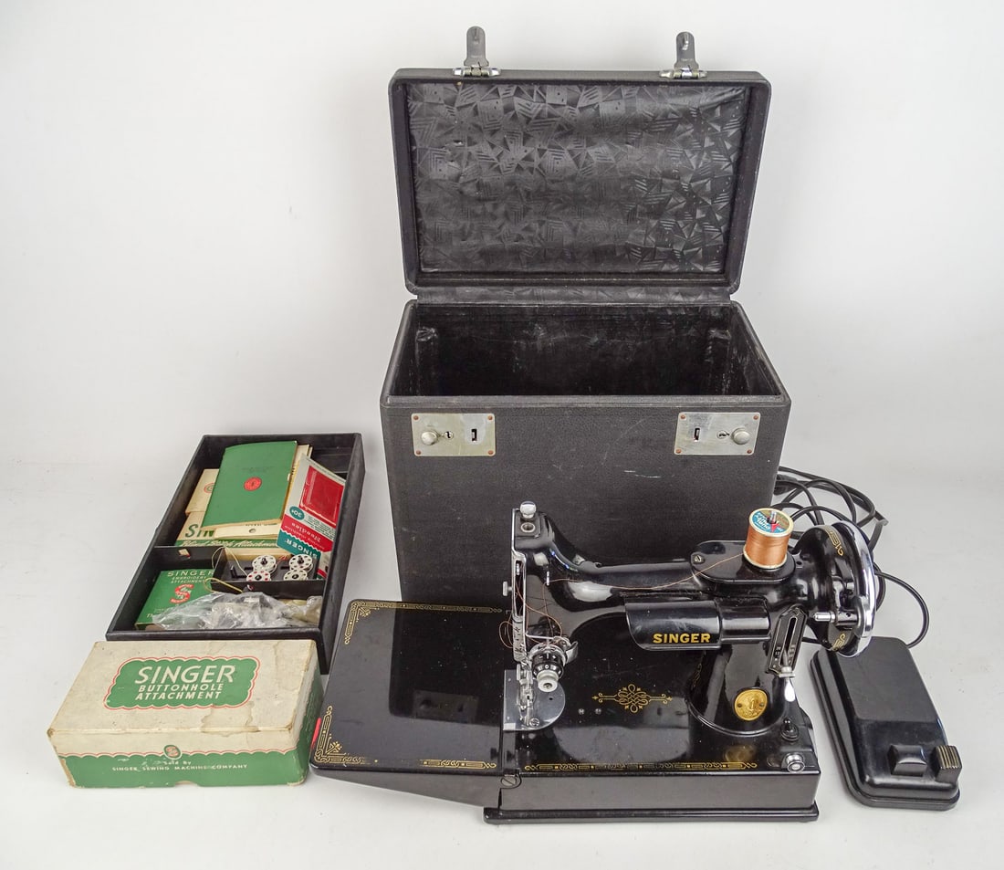 Singer Featherweight Sewing Machine (1 of 9)