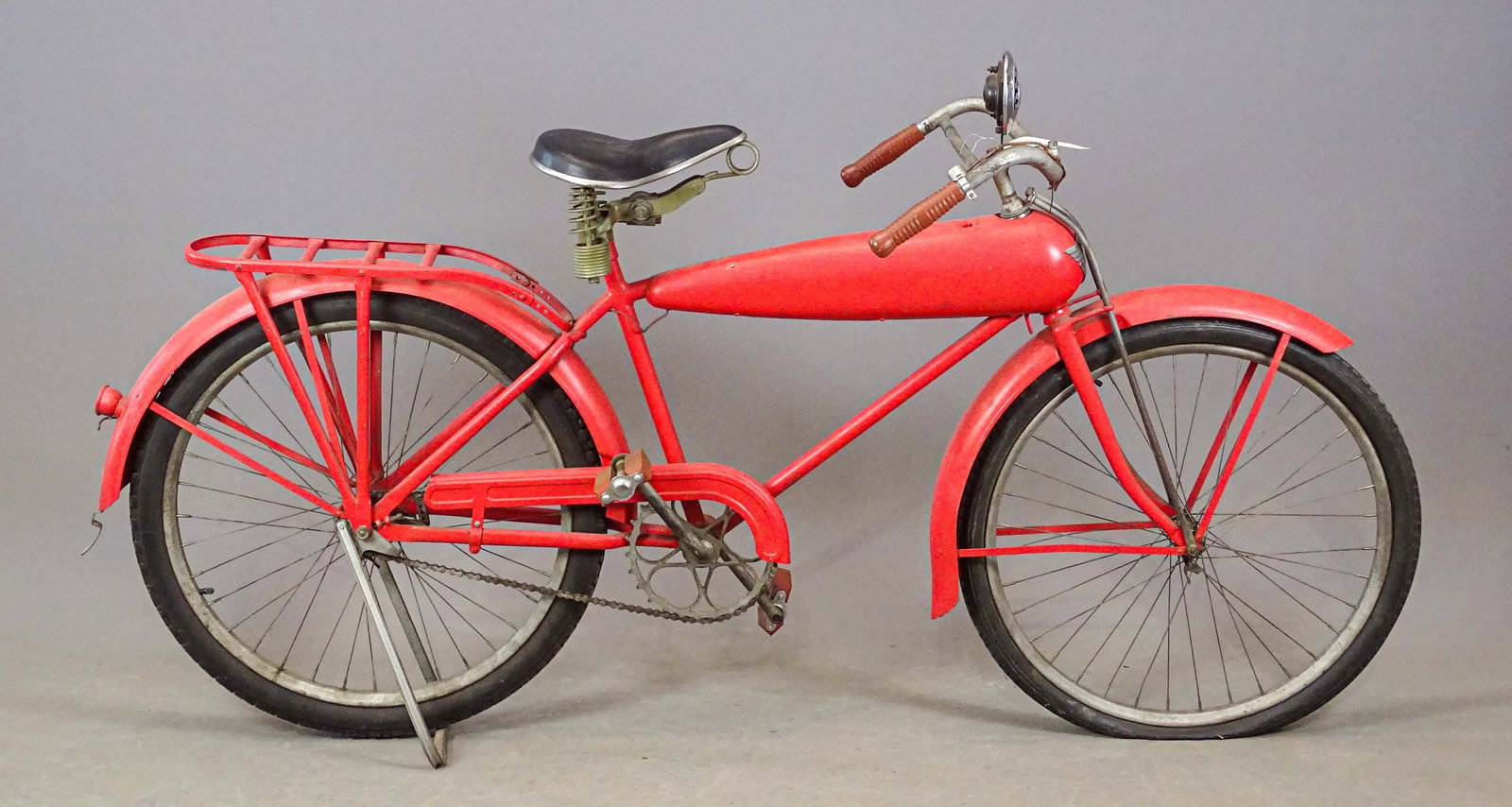 Schwinn Streamline Bicycle: Pre-War Schwinn Schwinn Aero Streamline bicycle. 18" frame. Repainted. EA horn, rear carrier. Original front light.