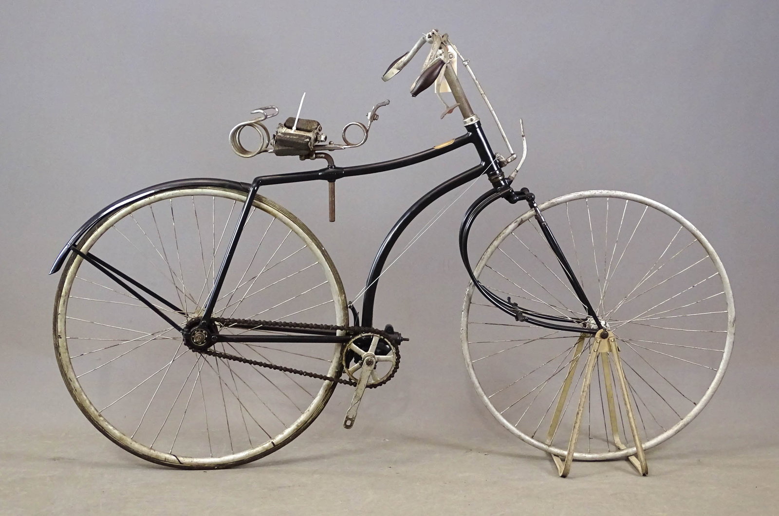 Victor Spring Fork Hard Tire Safety Bicycle (1 of 11)